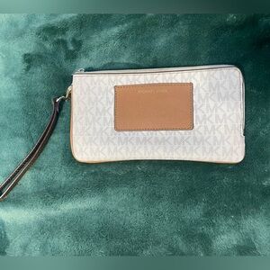 Micheal Kors Wallet (broken wrist strap)